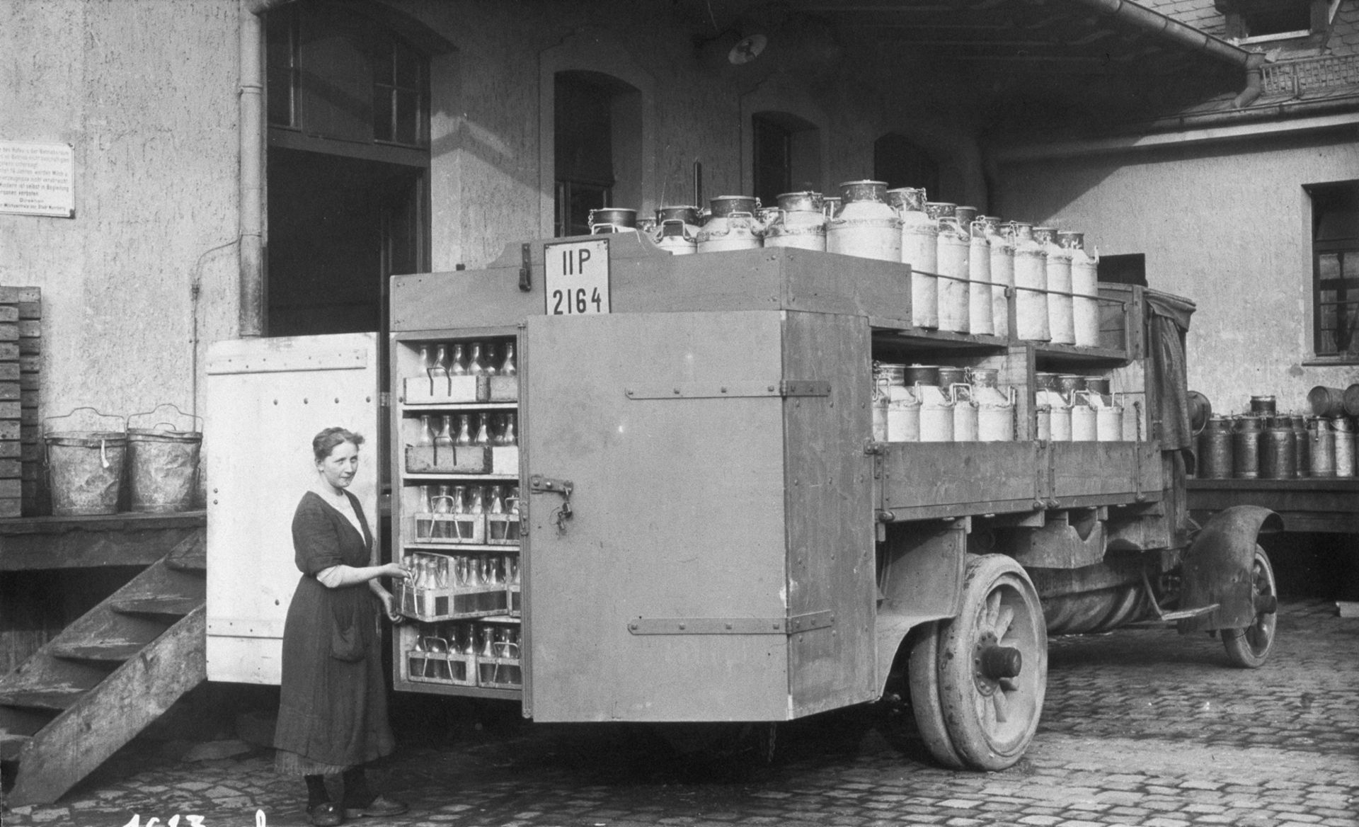 Schwarz-weiß Bild eines alten MAN Milchtransporters
