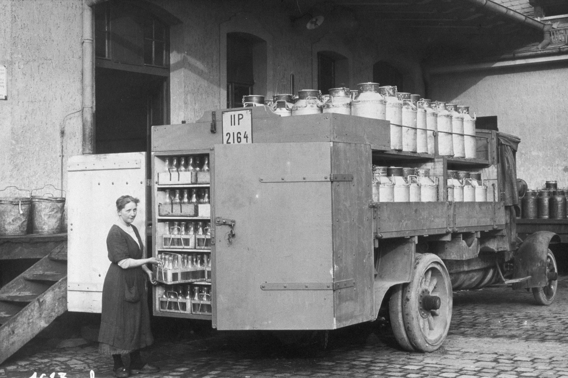 Schwarz-weiß Bild eines alten MAN Milchtransporters