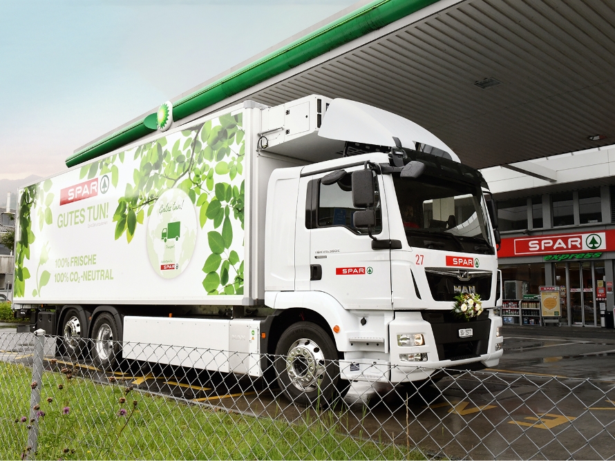 The all-electric truck MAN eTGM in front of a branch of SPAR.